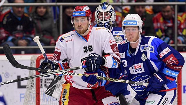 Hradecký útočník Jakub Lev (vlevo) v zápase proti Kometě Brno. Hradecký útočník Jakub Lev (vlevo) v zápase proti Kometě Brno.