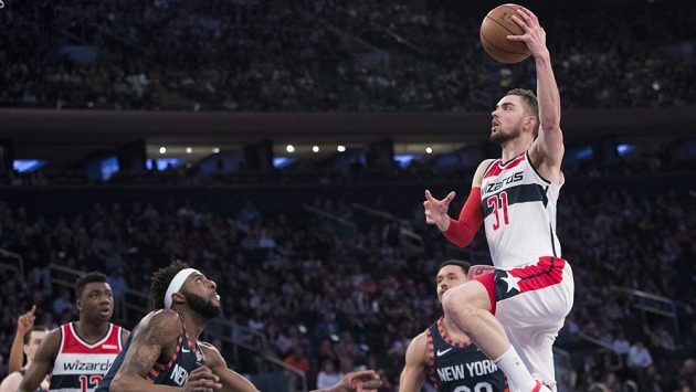 Český basketbalista Tomáš Satoranský v akci v dresu Washingtonu Wizzards během zápasu NBA. Český basketbalista Tomáš Satoranský v akci v dresu Washingtonu Wizzards během zápasu NBA.