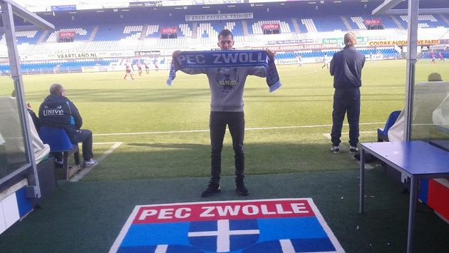 Útočník Tomáš Necid pózuje na stadiónu PEC Zwolle s klubovou šálou. Útočník Tomáš Necid pózuje na stadiónu PEC Zwolle s klubovou šálou.