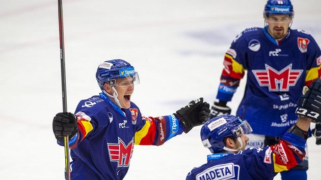 Radost v podání hokejistů Českých Budějovic. Gól slaví Miroslav Forman, Zdeněk Doležal a Daniel Voženílek. Radost v podání hokejistů Českých Budějovic. Gól slaví Miroslav Forman, Zdeněk Doležal a Daniel Voženílek.