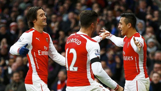 Gabriel Paulista se co nevidět může radovat se svými novými spoluhráči z Arsenalu. Na fotografii zleva Tomáš Rosický, Olivier Giroud a Alexis Sánchez. Gabriel Paulista se co nevidět může radovat se svými novými spoluhráči z Arsenalu. Na fotografii zleva Tomáš Rosický, Olivier Giroud a Alexis Sánchez.