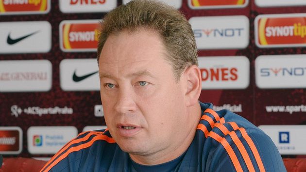 Trenér CSKA Moskva Leonid Sluckij na tiskové konferenci před odvetným duelem 3. předkola Ligy mistrů se Spartou. Trenér CSKA Moskva Leonid Sluckij na tiskové konferenci před odvetným duelem 3. předkola Ligy mistrů se Spartou.