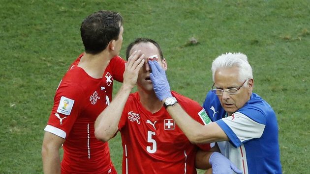 Švýcarský obránce Steve von Bergen (uprostřed) je ošetřován lékařem. Vlevo je další obránce Stephan Lichtsteiner. Švýcarský obránce Steve von Bergen (uprostřed) je ošetřován lékařem. Vlevo je další obránce Stephan Lichtsteiner.