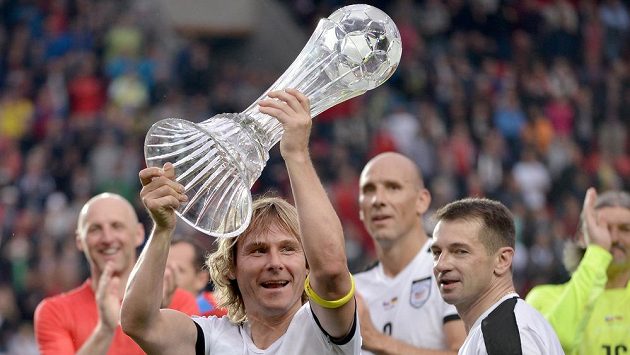 Pavel Nedvěd s trofejí pro vítěze exhibičního utkání mezi Českem a Německem. Vpředu vpravo je útočník Pavel Kuka. Pavel Nedvěd s trofejí pro vítěze exhibičního utkání mezi Českem a Německem. Vpředu vpravo je útočník Pavel Kuka.