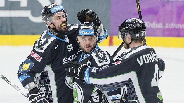 Zleva útočníci Boleslavi Richard Jarůšek a David Výborný a obránce Tomáš Voráček se radují z gólu proti Hradci. Zleva útočníci Boleslavi Richard Jarůšek a David Výborný a obránce Tomáš Voráček se radují z gólu proti Hradci.