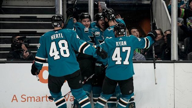Hokejisté San Jose Sharks třikrát vedli v utkání NHL s Edmontonem, ale nakonec v prodloužení prohráli. Na snímku slavících Žraloků je Tomáš Hertl (48). Hokejisté San Jose Sharks třikrát vedli v utkání NHL s Edmontonem, ale nakonec v prodloužení prohráli. Na snímku slavících Žraloků je Tomáš Hertl (48).