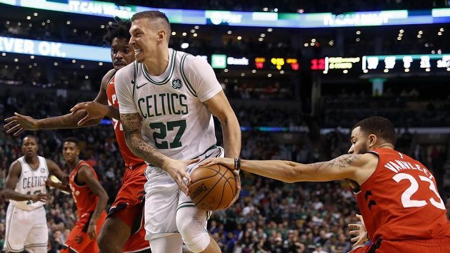 Bostonský Daniel Theis (27) mezi bránícími hráči Toronta. Bostonský Daniel Theis (27) mezi bránícími hráči Toronta.