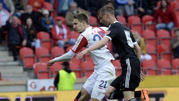 Milan Škoda ze Slavie (vlevo) dává gól proti Českým Budějovicím. Vpravo jej marně stíhá Pavel Novák z Dynama. Milan Škoda ze Slavie (vlevo) dává gól proti Českým Budějovicím. Vpravo jej marně stíhá Pavel Novák z Dynama.