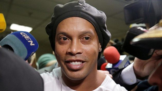 Bývalý hvězdný fotbalista Ronaldinho má problém a zůstane za mřížemi. Bývalý hvězdný fotbalista Ronaldinho má problém a zůstane za mřížemi.