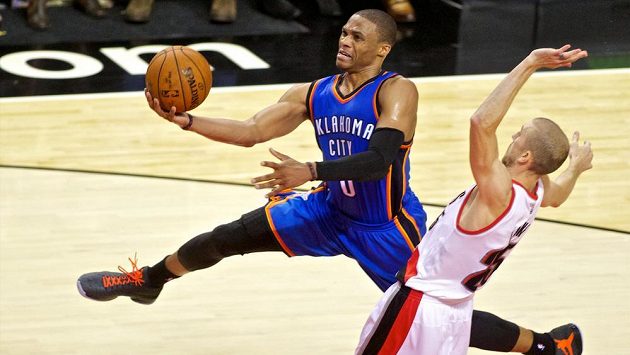 Russell Westbrook z Oklahomy (vlevo) se snaží prosadit přes Stevea Blakea z Portlandu. Russell Westbrook z Oklahomy (vlevo) se snaží prosadit přes Stevea Blakea z Portlandu.