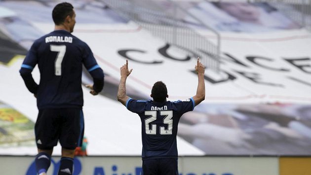 Obránce Realu Madrid Danilo slaví gól proti Celtě Vigo vv utkání 9. kola španělské La Ligy. Vlevo přibíhá jeho spoluhráč Ronaldo. Obránce Realu Madrid Danilo slaví gól proti Celtě Vigo vv utkání 9. kola španělské La Ligy. Vlevo přibíhá jeho spoluhráč Ronaldo.