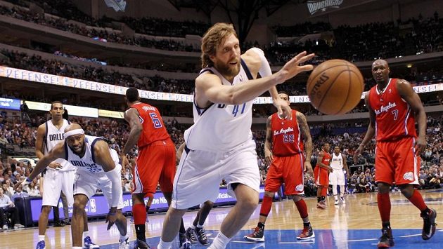 Dallas dovedla k důležité výhře jeho hvězda Dirk Nowitzki. Dallas dovedla k důležité výhře jeho hvězda Dirk Nowitzki.