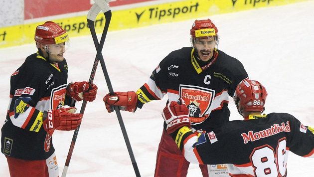 Hokejisté Hradce Králové se radují z gólu ve Zlíně, který vstřelil kapitán Jiří Šimánek (uprostřed). Hokejisté Hradce Králové se radují z gólu ve Zlíně, který vstřelil kapitán Jiří Šimánek (uprostřed).