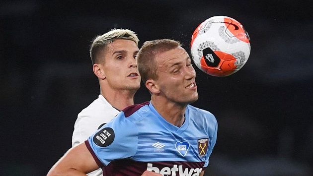 Český záložník West Hamu Tomáš Souček v akci během derby s Tottenhamem hraném v rámci Premier League. Český záložník West Hamu Tomáš Souček v akci během derby s Tottenhamem hraném v rámci Premier League.