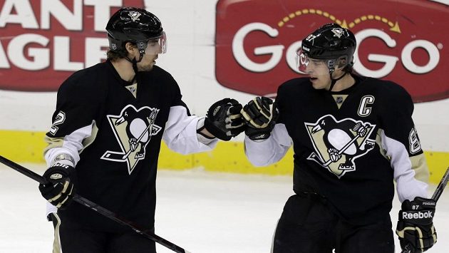 Sydney Crosby (vpravo) se raduje s Mattem Niskanenem z gólu do sítě Washingtonu. Sydney Crosby (vpravo) se raduje s Mattem Niskanenem z gólu do sítě Washingtonu.