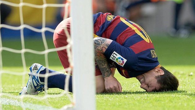 Hvězdný Argentinec Lionel Messi, který se zranil v utkání s Las Palmas, poprvé trénoval s Barcelonou. Hvězdný Argentinec Lionel Messi, který se zranil v utkání s Las Palmas, poprvé trénoval s Barcelonou.