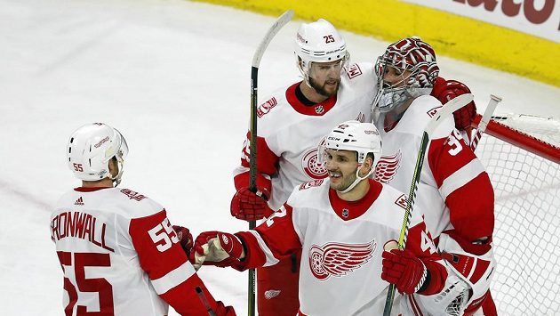 Hokejisté Detroitu po výhře obklopili Petra Mrázka. Zleva Niklas Kronwall (55), Mike Green (25) a Martin Frk (42). Hokejisté Detroitu po výhře obklopili Petra Mrázka. Zleva Niklas Kronwall (55), Mike Green (25) a Martin Frk (42).