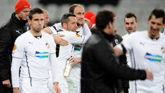Plzeňští fotbalisté Pavel Horváth a Roman Hubník (uprostřed) slaví po odvetném utkání se Šachtarem Doněck postup do osmifinále Evropské ligy. Plzeňští fotbalisté Pavel Horváth a Roman Hubník (uprostřed) slaví po odvetném utkání se Šachtarem Doněck postup do osmifinále Evropské ligy.