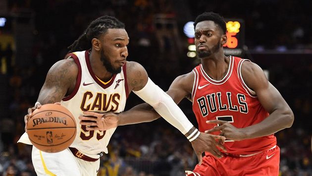 Bobby Portis (5) z Chicaga a Jae Crowder (99) z Clevelandu Bobby Portis (5) z Chicaga a Jae Crowder (99) z Clevelandu