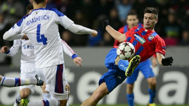 Tomáš Wágner (vpravo) z Viktorie Plzeň střílí rozhodující gól, který jeho týmu zaručil jarní účast v Evropské lize. Tomáš Wágner (vpravo) z Viktorie Plzeň střílí rozhodující gól, který jeho týmu zaručil jarní účast v Evropské lize.