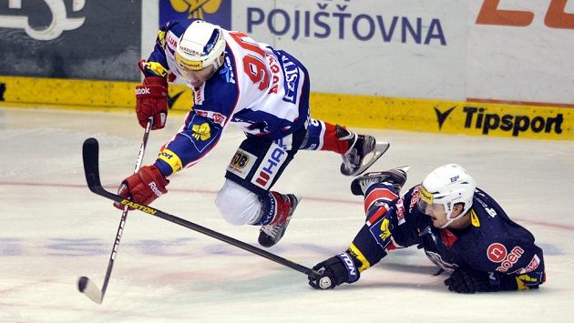 Robert Kousal (vlevo) z Pardubic v souboji s Jiřím Kučným z Chomutova. Robert Kousal (vlevo) z Pardubic v souboji s Jiřím Kučným z Chomutova.