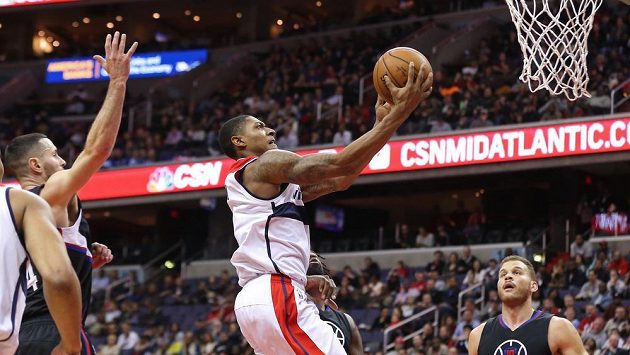 Bradley Beal (uprostřed) z Washingtonu se prosazuje v utkání proti Los Angeles Clippers. Bradley Beal (uprostřed) z Washingtonu se prosazuje v utkání proti Los Angeles Clippers.