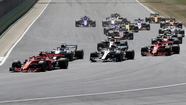Start GP Británie. Nejlépe začal Němec Sebastian Vettel s ferrari, za ním Fin Valtteri Bottas a Brit Lewis Hamilton s mercedesy. Start GP Británie. Nejlépe začal Němec Sebastian Vettel s ferrari, za ním Fin Valtteri Bottas a Brit Lewis Hamilton s mercedesy.
