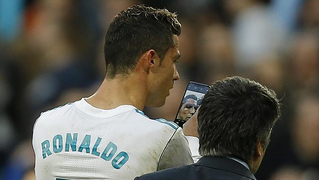 Zraněný Cristiano Ronaldo z Realu se prohlíží v mobilu při odchodu ze hřiště při utkání s La Coruňou. Zraněný Cristiano Ronaldo z Realu se prohlíží v mobilu při odchodu ze hřiště při utkání s La Coruňou.