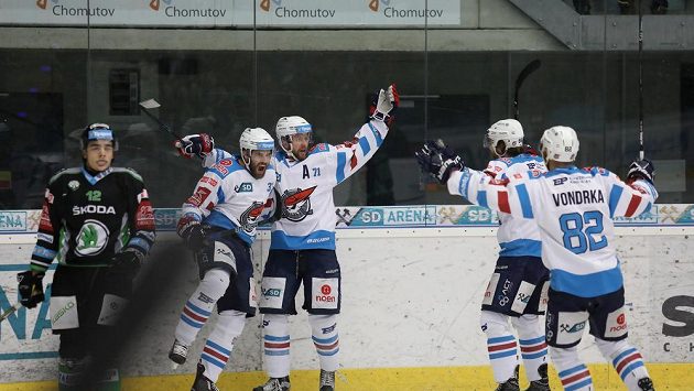 Radost chomutovských hráčů po vstřeleném gólu v utkání předkola play off hokejové extraligy s Mladou Boleslaví. Radost chomutovských hráčů po vstřeleném gólu v utkání předkola play off hokejové extraligy s Mladou Boleslaví.