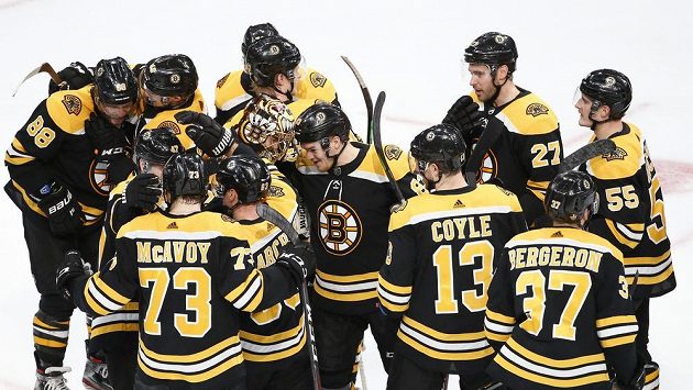 Hokejisté Bostonu slaví postup do 2. kola play off NHL. Hokejisté Bostonu slaví postup do 2. kola play off NHL.