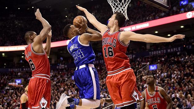 Norman Powell (24) z Toronta se prosmýkl kolem dvojice ze Chicaga Cristiano Felicio (6), Paul Zipser (16) a zakončil útočnou akci. Norman Powell (24) z Toronta se prosmýkl kolem dvojice ze Chicaga Cristiano Felicio (6), Paul Zipser (16) a zakončil útočnou akci.