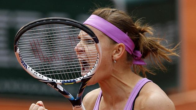 Vítězné gesto Lucie Šafářové. Maria Šarapovová na French Open končí v osmifinále. Vítězné gesto Lucie Šafářové. Maria Šarapovová na French Open končí v osmifinále.