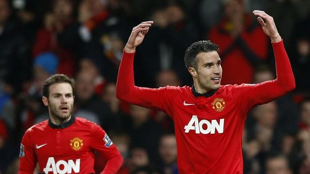 Juan Mata (vlevo) s Robinem van Persiem v duelu Manchesteru United s Cardiffem. Juan Mata (vlevo) s Robinem van Persiem v duelu Manchesteru United s Cardiffem.
