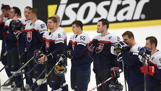 Zklamaní hokejisté Slovenska po porážce od Finska. Zklamaní hokejisté Slovenska po porážce od Finska.