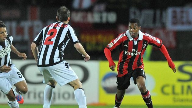 Brazilský útočník Robinho (vpravo) v dresu AC Milán. Brazilský útočník Robinho (vpravo) v dresu AC Milán.