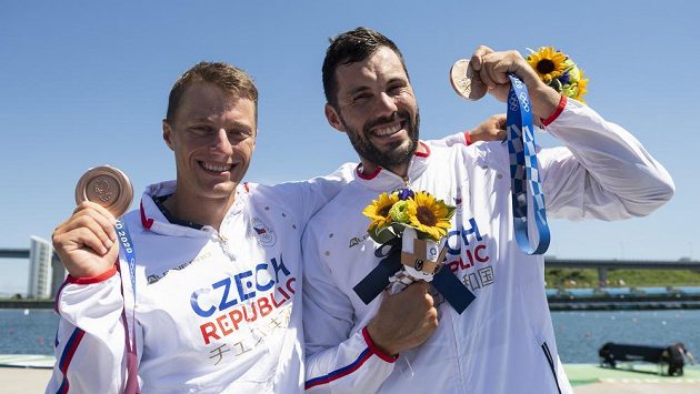 Kajakáři Josef Dostál (vpravo) a Radek Šlouf pózují s bronzovou medailí z olympijských her. Kajakáři Josef Dostál (vpravo) a Radek Šlouf pózují s bronzovou medailí z olympijských her.