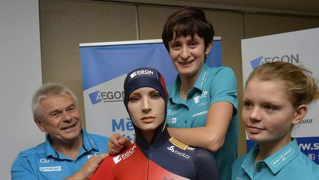 Rychlobruslařka Nikola Zdráhalová (vpravo) s Martinou Sáblíkovou a trenérem Petrem Novákem. Rychlobruslařka Nikola Zdráhalová (vpravo) s Martinou Sáblíkovou a trenérem Petrem Novákem.