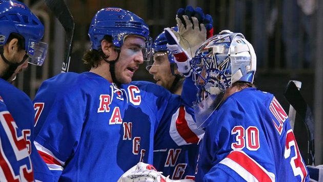 Hokejisté New Yorku Rangers Ryan McDonagh (27) a Henrik Lundqvist (30) se radují z vítězství nad washingtonem ve druhém duelu druhého kola play off NHL. Hokejisté New Yorku Rangers Ryan McDonagh (27) a Henrik Lundqvist (30) se radují z vítězství nad washingtonem ve druhém duelu druhého kola play off NHL.