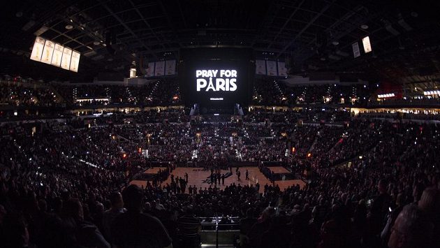 Minuta ticha před utkáním basketbalové NBA mezi San Antoniem a Philadelphii 76ers. Minuta ticha před utkáním basketbalové NBA mezi San Antoniem a Philadelphii 76ers.