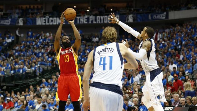 Houstonský James Harden (13) cílí na koš. Houstonský James Harden (13) cílí na koš.