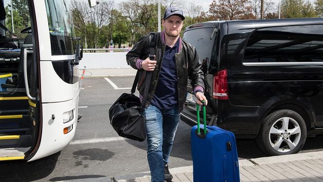 Jakub Jeřábek na archivním snímku před odletem na MS. Jakub Jeřábek na archivním snímku před odletem na MS.