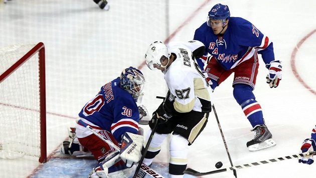 Hokejový útočník Sidney Crosby (uprostřed) v utkání proti Rangers. Hokejový útočník Sidney Crosby (uprostřed) v utkání proti Rangers.