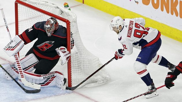 Český gólman Caroliny Hurricanes Petr Mrazek likviduje šanci ruského útočníka Kuzněcova v utkání 1. kola play off NHL. Český gólman Caroliny Hurricanes Petr Mrazek likviduje šanci ruského útočníka Kuzněcova v utkání 1. kola play off NHL.