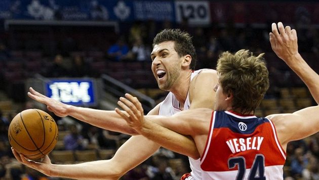 Ital Andrea Bargnani (vlevo) poprvé změní v zámořské soutěži dres. Na snímku s Janem Veselým. Ital Andrea Bargnani (vlevo) poprvé změní v zámořské soutěži dres. Na snímku s Janem Veselým.