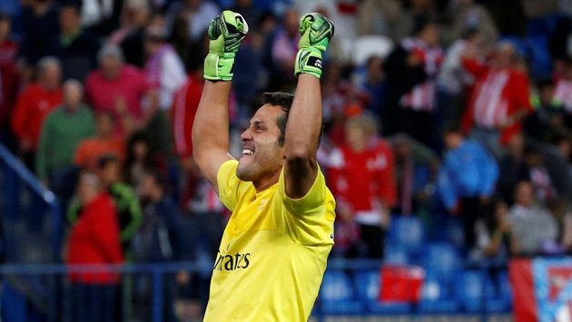 Júlio César z Benfiky na snímku z utkání s Atlétikem z roku 2015. Júlio César z Benfiky na snímku z utkání s Atlétikem z roku 2015.