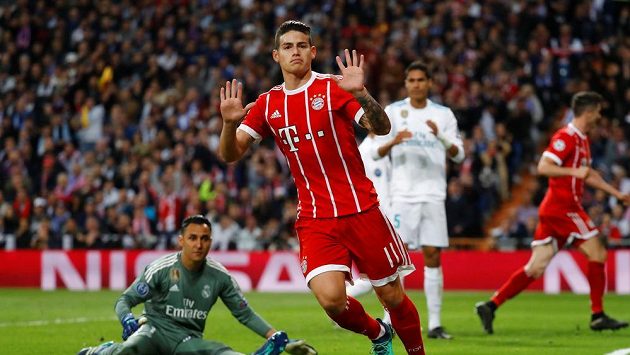 James Rodríguez z Bayernu dává vyrovnávací gól proti Realu. James Rodríguez z Bayernu dává vyrovnávací gól proti Realu.