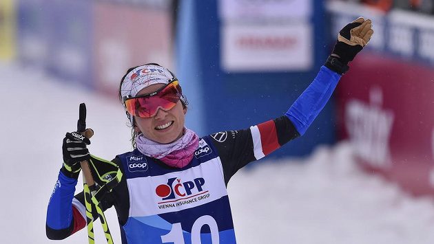 Kateřina Razýmová zdraví diváky v cíli stíhačky na 10 km v Novém Městě na Moravě. Kateřina Razýmová zdraví diváky v cíli stíhačky na 10 km v Novém Městě na Moravě.