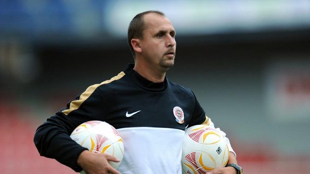Asistent trenéra Sparty Praha Zdeněk Svoboda během předzápasového tréninku před utkání Evropské ligy mezi AC Sparta Praha a Bilbaem. Asistent trenéra Sparty Praha Zdeněk Svoboda během předzápasového tréninku před utkání Evropské ligy mezi AC Sparta Praha a Bilbaem.