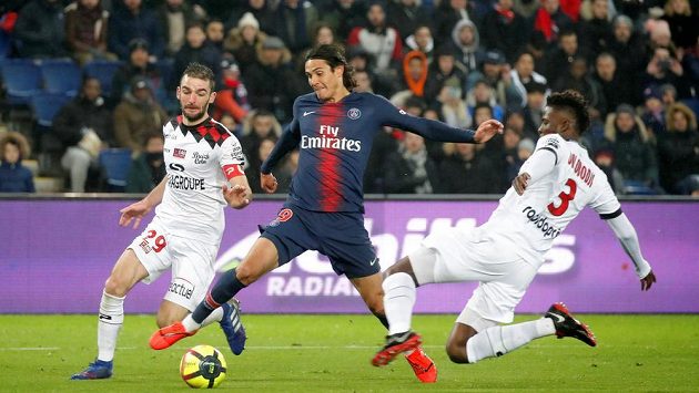 Obránce Guingampu Papy Djilobodji (vpravo) brání se spoluhráčem Christophem Kerbratem (vlevo) útočníka Paris Saint-Germain Edinsona Cavaniho (ilustrační foto). Obránce Guingampu Papy Djilobodji (vpravo) brání se spoluhráčem Christophem Kerbratem (vlevo) útočníka Paris Saint-Germain Edinsona Cavaniho (ilustrační foto).