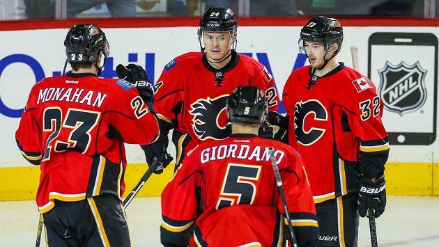 Útočník Calgary Jiří Hudler přijímá gratulace od spoluhráčů po trefě proti Bostonu. Útočník Calgary Jiří Hudler přijímá gratulace od spoluhráčů po trefě proti Bostonu.